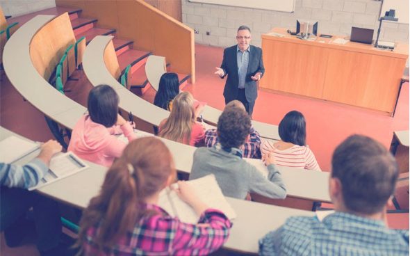 jóvenes en una clase en la universidad)