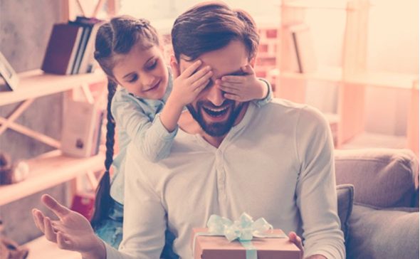 hombre recibiendo regalo de su hija a través de empresa caso de emprendimiento colombiano