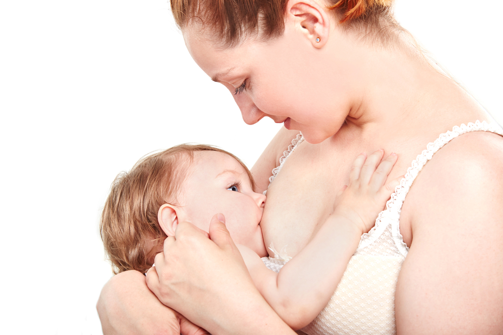 madre amamantando su bebe mientras lo estimula sensorialmente