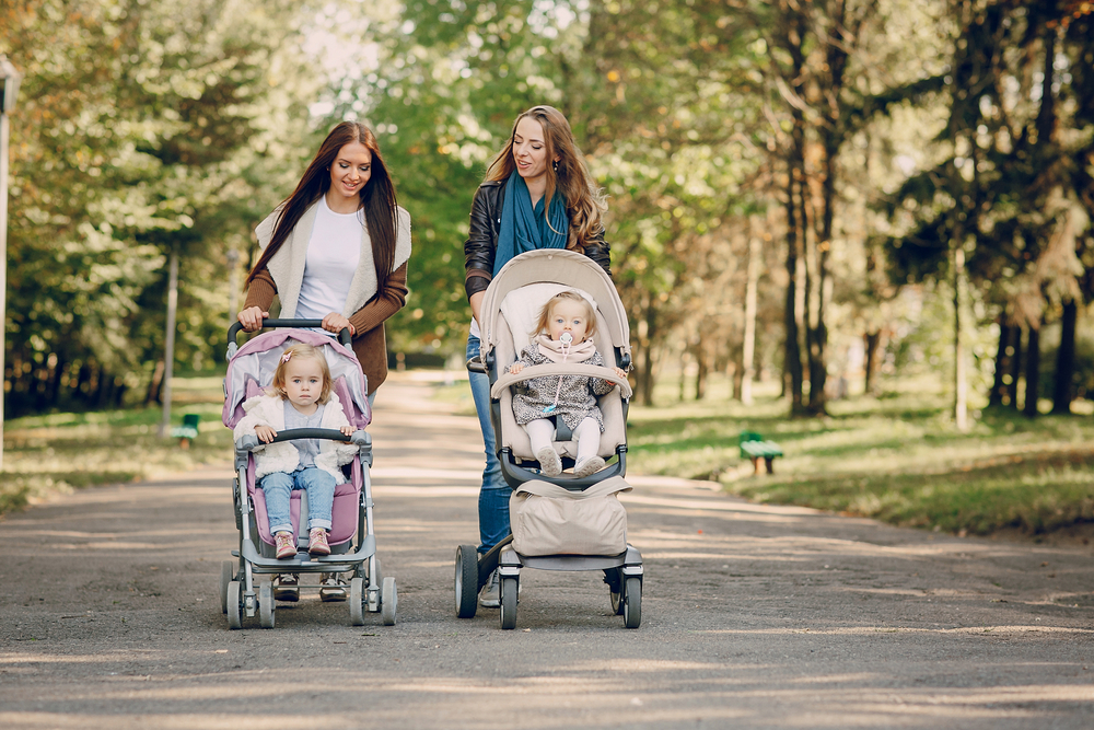 madres en caminata por parque estimulando sus bebés recién nacidos