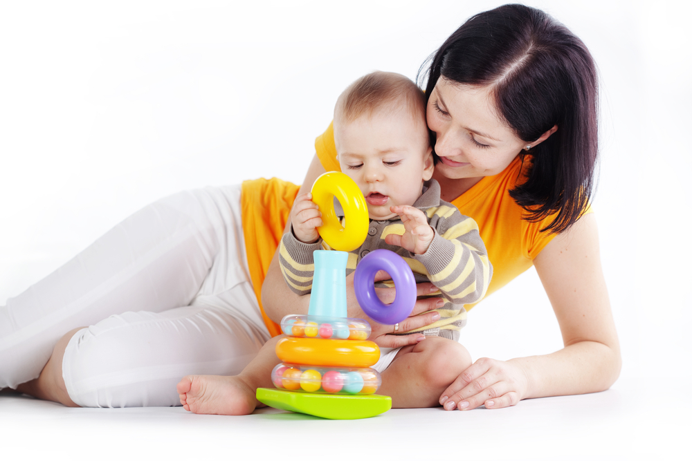 bebé haciendo actividades de motricidad fina con su mamá