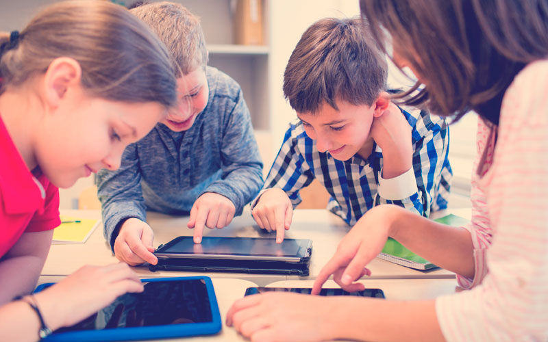Riesgos y beneficios implementar las tecnologías métodos educar - Revista Compensar