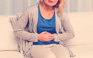 mujer quiere saber cómo podemos prevenir la gastritis