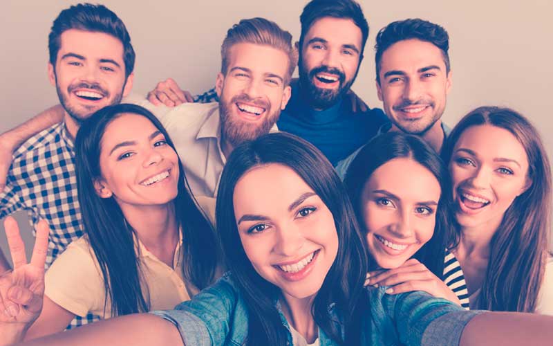 amigos tomando una selfie 