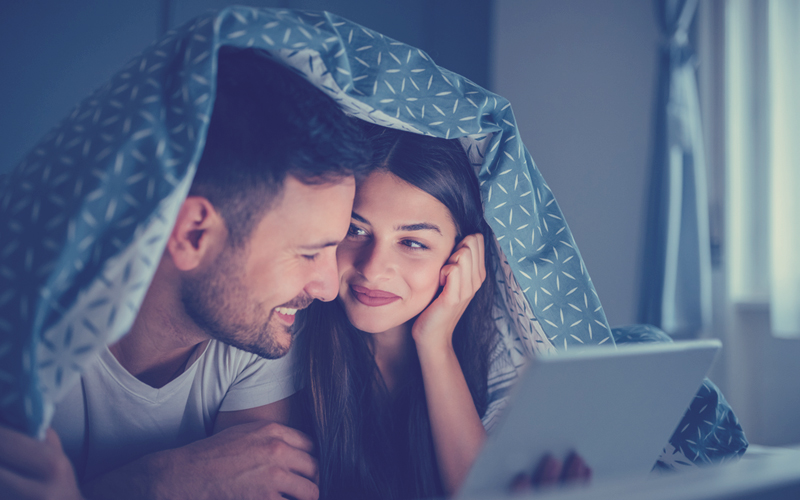 pareja en la cama hacen test de novios romántico