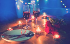 plan romántico en pareja cena con velas y vino