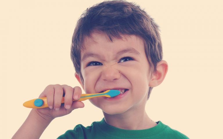 Enséñale a tus hijos a cepillarse los dientes