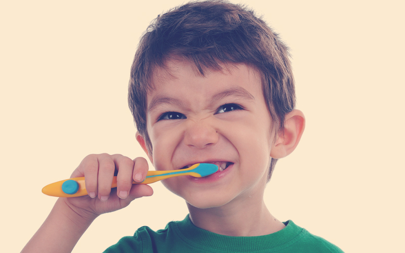 Enséñale a tus hijos a cepillarse los dientes