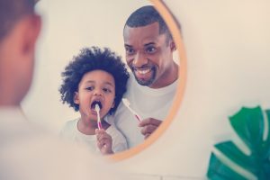padre-enseña-hijo-tecnica-cepillado-dientes