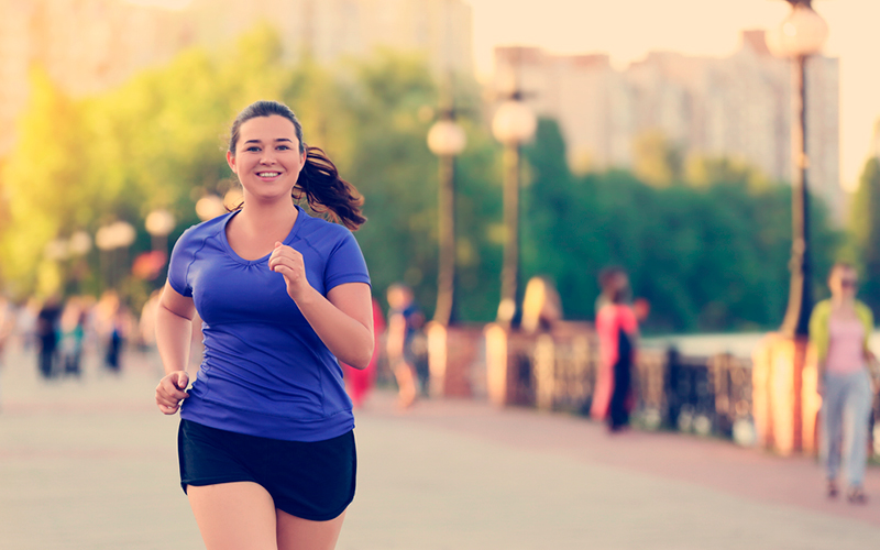 mujer corriendo para cuidar salud física