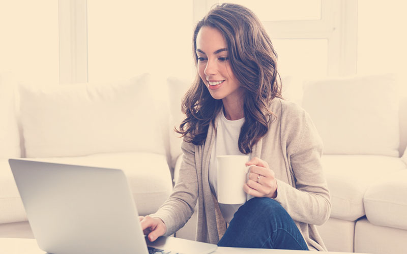 mujer joven haciendo uso de plataformas tecnológicas para el teletrabajo