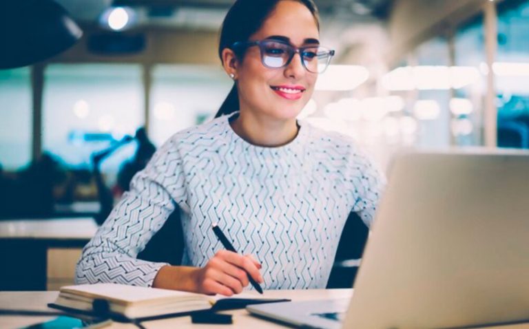 Estudiante realizando cursos virtuales gratis frente a su computador.