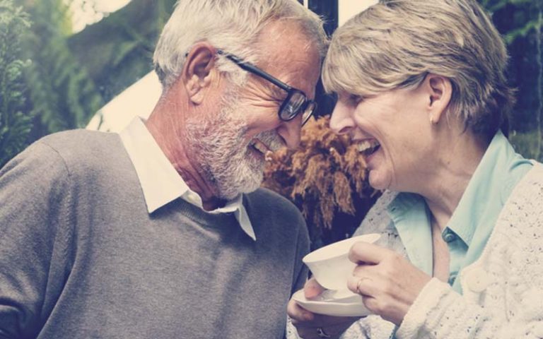 Pareja de personas mayores tomando un café