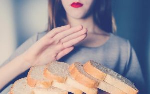 Mujer celíaca evitando comer pan