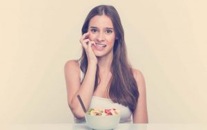 mujer sintiendo ansiedad por comer