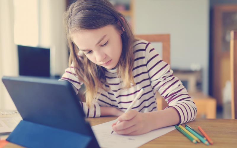 niñas haciendo sus tareas en una tablet