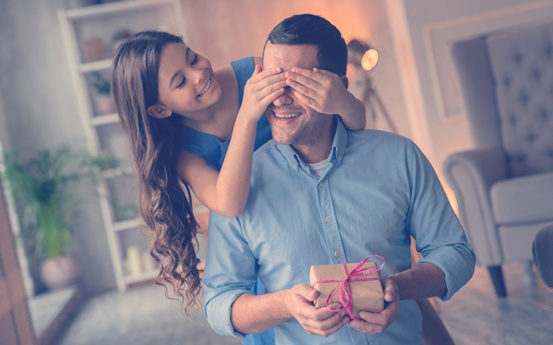 Niña sorprendiendo a su papá en el día del padre