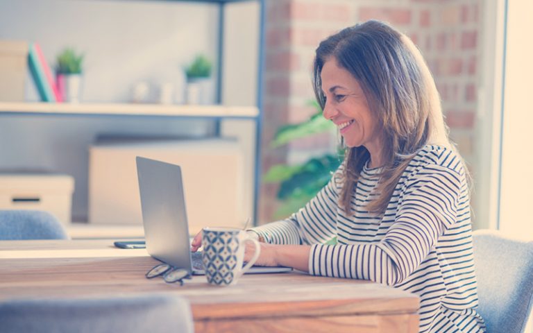 Mujer solicitando turno virtual en Compensar Salud