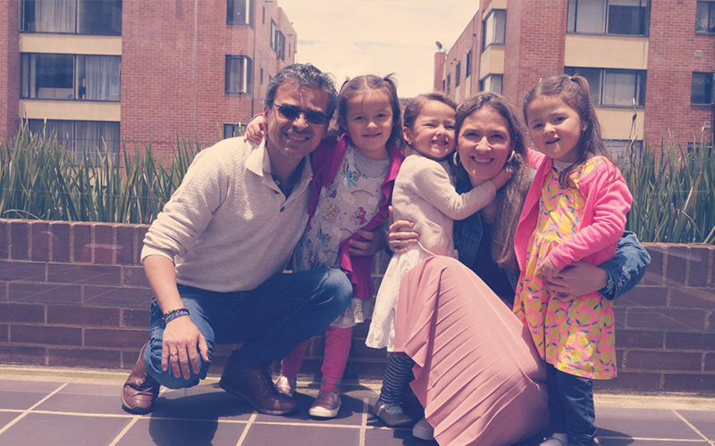 Juan Pablo Bernal y Danuta Galazka , fundadores de la Liga de los Múltiples junto a sus hijas: Catalina, Olivia y María Paz