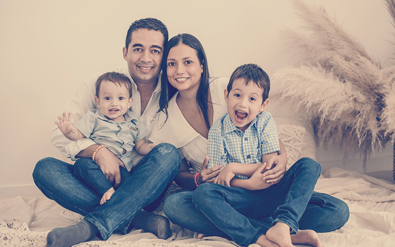 Ricardo Hernández Madera, creador de ´Papá te cuenta´junto a sus hijos Alonso y Martín y esposa Blanca Lázaro. 