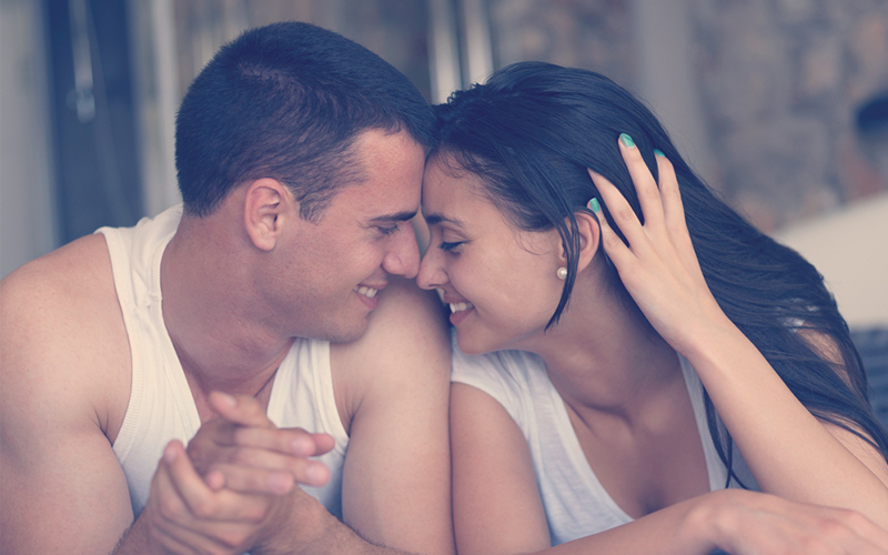 Pareja mirándose a los ojos 