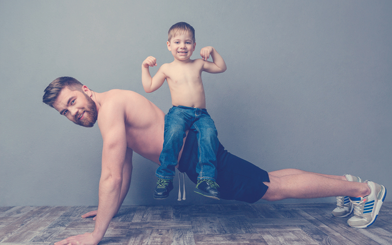 Hombre haciendo ejercicio con su hijo