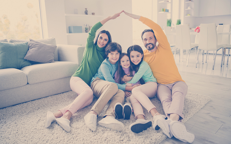 etrato de una bella y alegre familia ideal agradable tres hijos preadolescentes mamá papá sentado en el suelo de la alfombra mostrando el techo buen cambio en la cómoda comodidad ligera blanca estilo casa interior