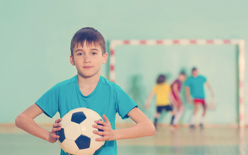 niño atrapando un balón 