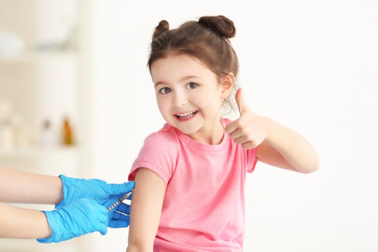 Niña menor de 6 años vacunándose