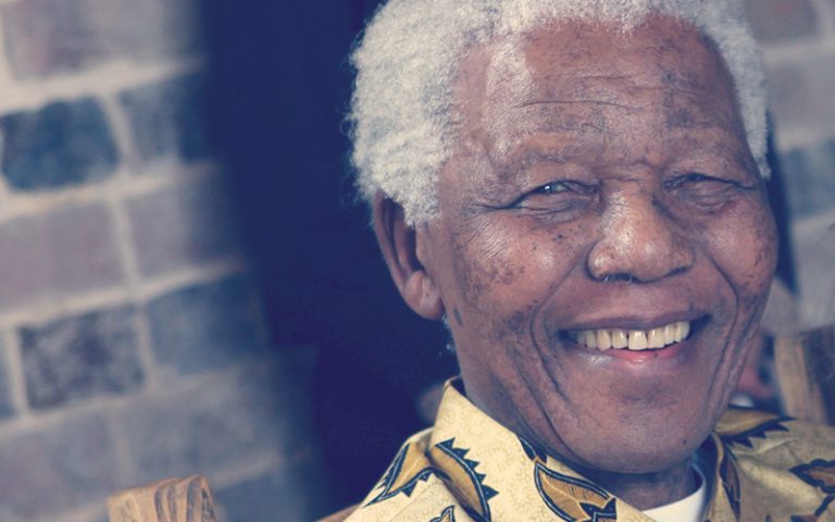 Nelson Mandela sonriendo a la cámara en un evento en Londres