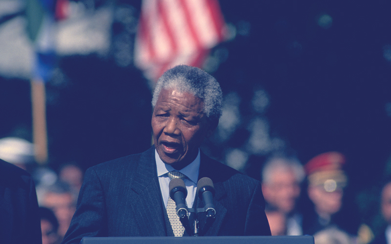 Nelson Mandela dando un discurso en Washington