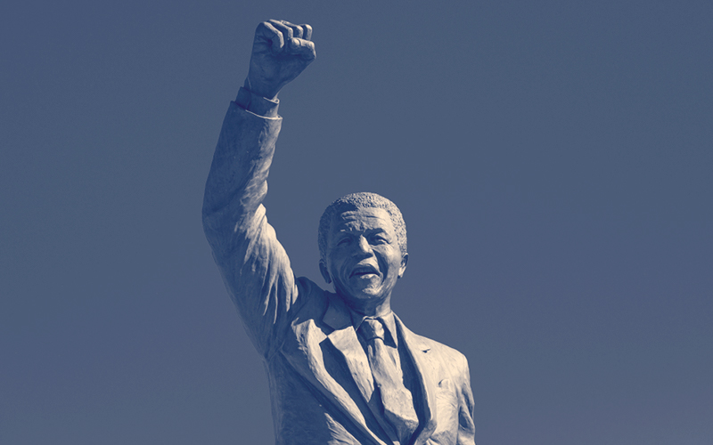 Estatua de Nelson Mandela en blanco y negro