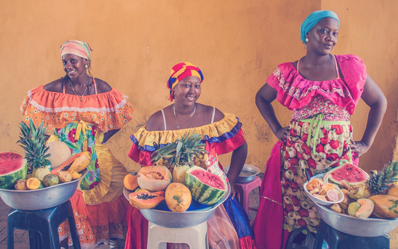 Mujeres cartageneras vendiendo frutas 