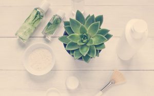 maquillaje ecológico sobre una mesa blanca