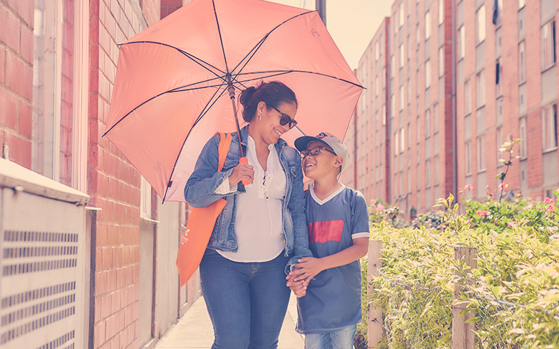 Mujer e hijo paseando en su vivienda