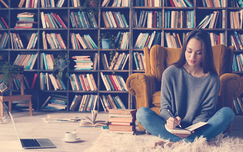 Mujer leyendo un libro en la sala 