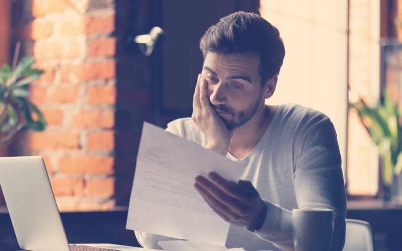 Hombre preocupado mirando un documento