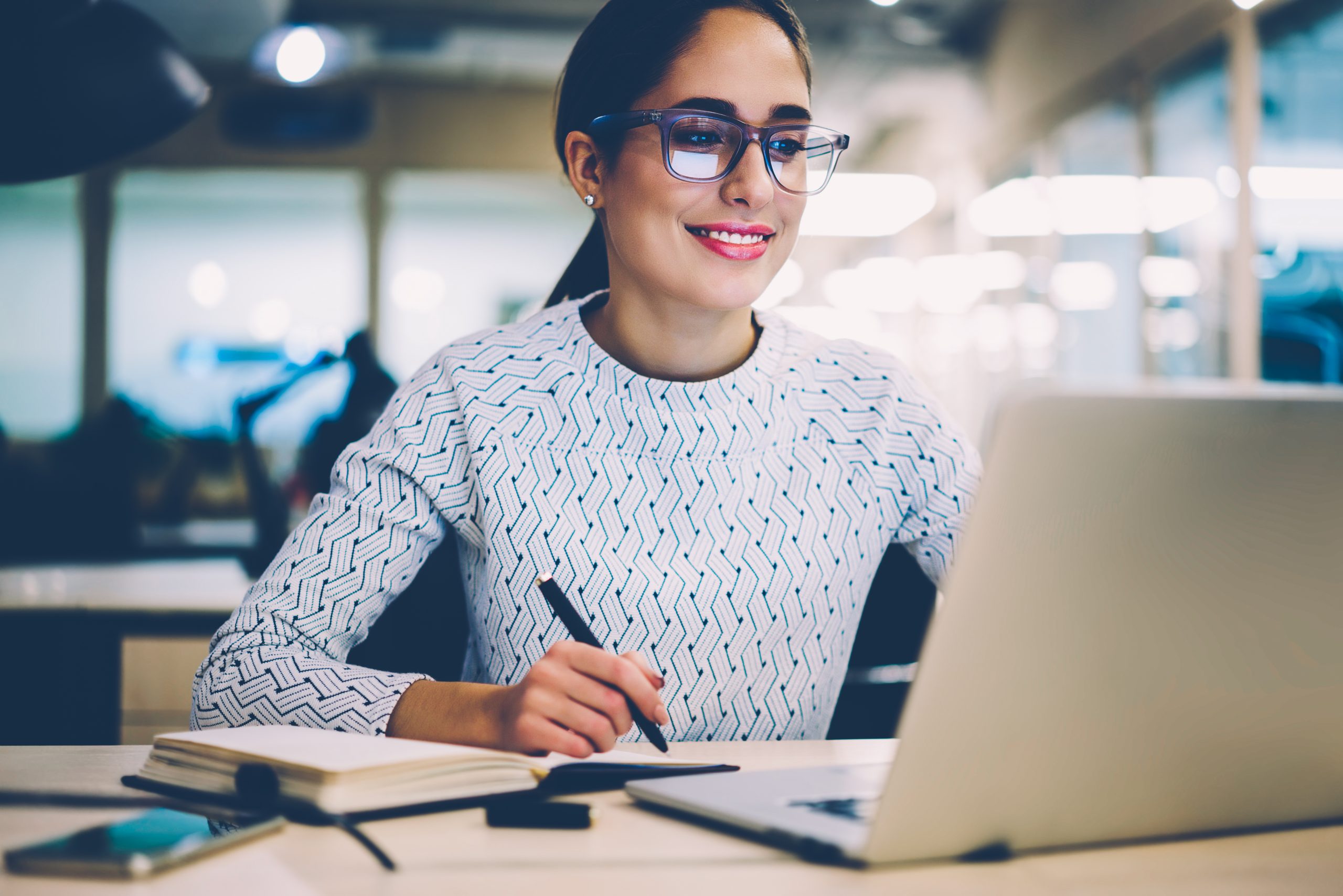 Mujer colombiana estudiando virtualmente