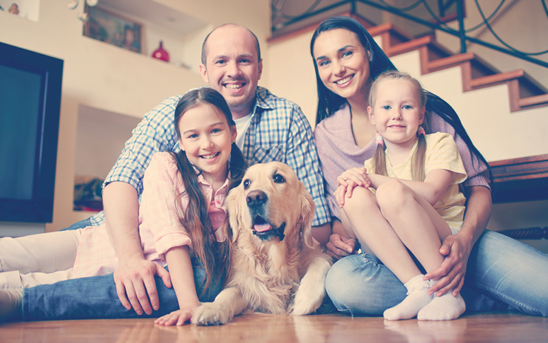 Familia con una mascotas en casa