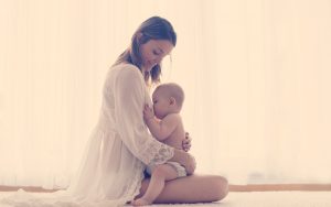 Madre amamantando a su hijo