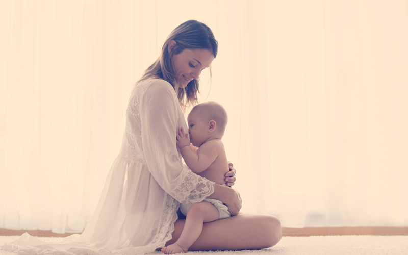 Madre amamantando a su hijo