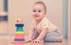 un bebé de nueve meses gateando