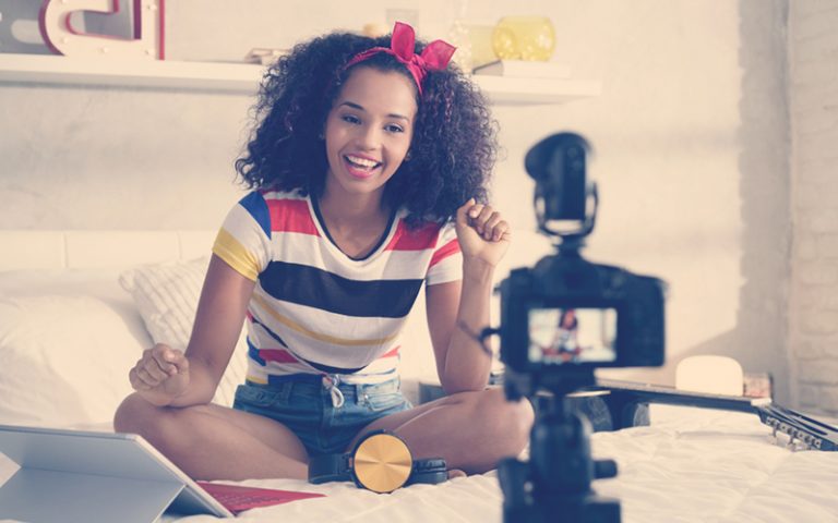Mujer afrocolombiana grabando un video frente a una cámara