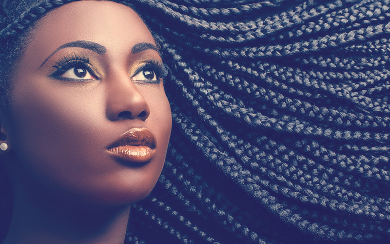 Mujer con trenzas africanas