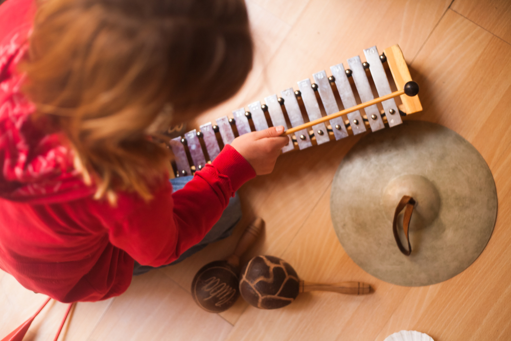 Niña tocando un instrumento musical 