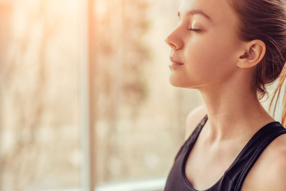 Mujer realizando una respiración profunda 