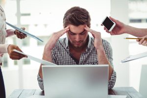 Hombre angustiado mientras realiza teletrabajo