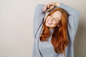 Mujer aplicando una de las técnicas de relajación más efectiva como lo es el estiramiento