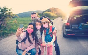 Familia colombiana con tapabocas viajando por Colombia en carro