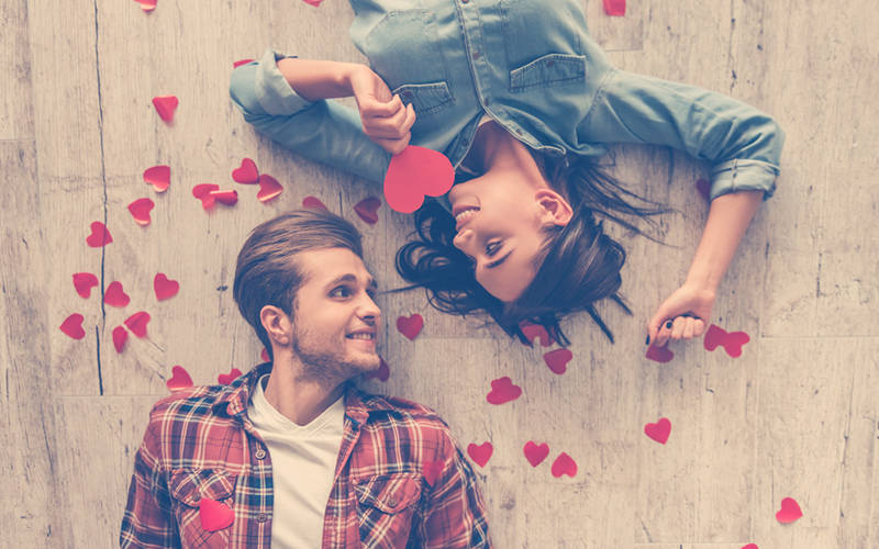 Pareja celebrando el día del amor y la amistad